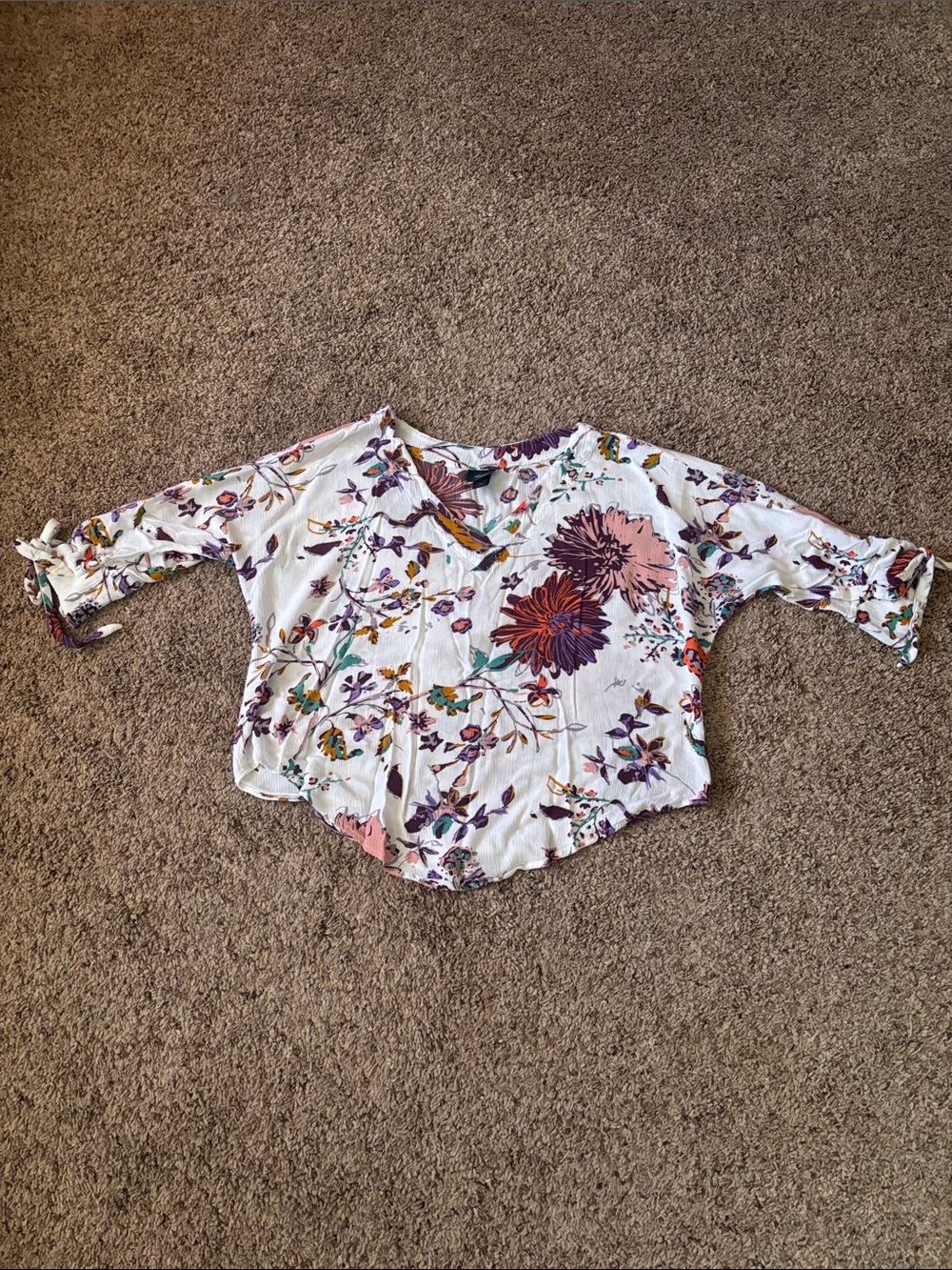 Daytrip Boho White Floral V-Neck Blouse Purple Pink Blooms M